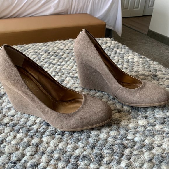 BCBGeneration Wedges Tan Suede-like Women's 10B - Picture 2 of 4